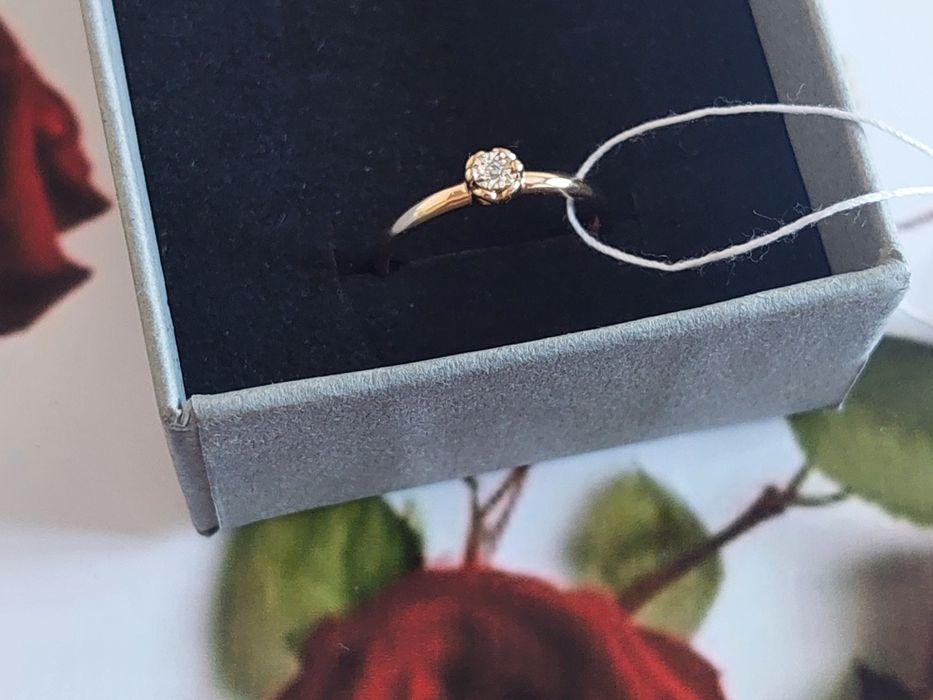 Золотое кольцо с бриллиантом