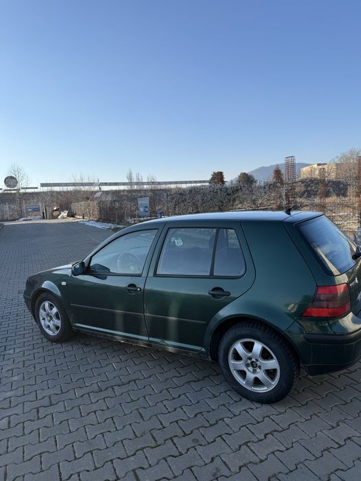 Vand golf 4 masina este intro stare foarte buna