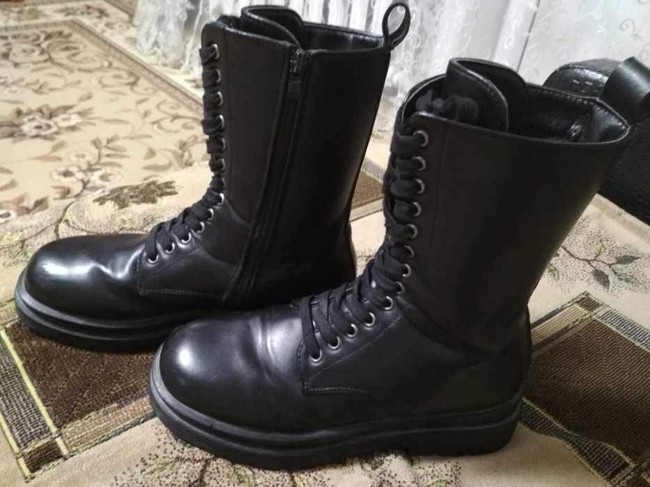 Продам зимние детские сапоги 37 размера. Мех искусственный.