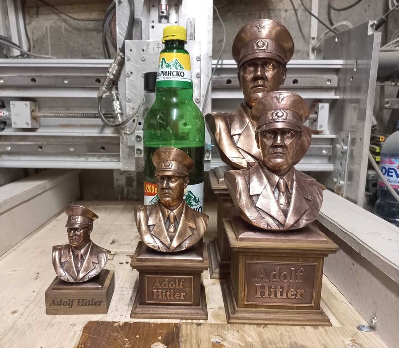 Бюстове на диктатори-Хитлер,Сталин