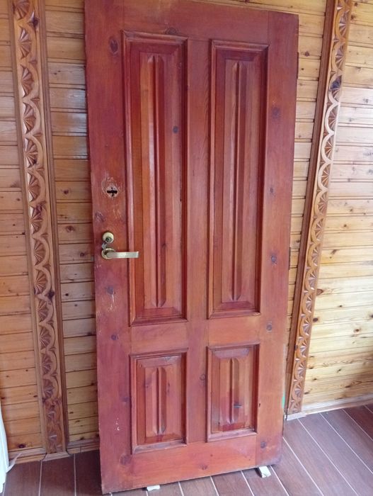 Продам из натурального дерева   двери без коробки