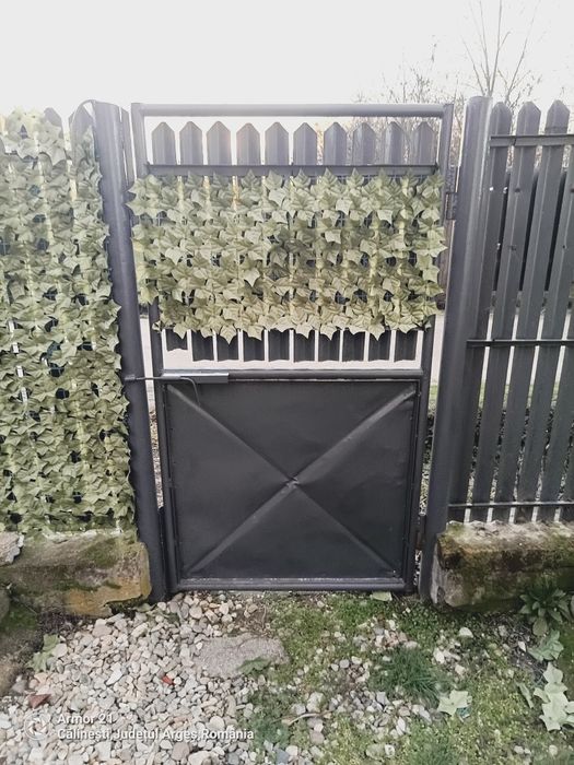 Porți metalice.si una intrare separată