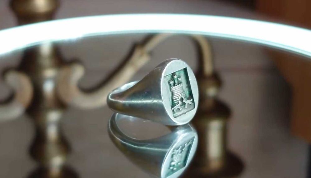 Inel sigilar heraldic din argint 935 – cu castel și câini în relief