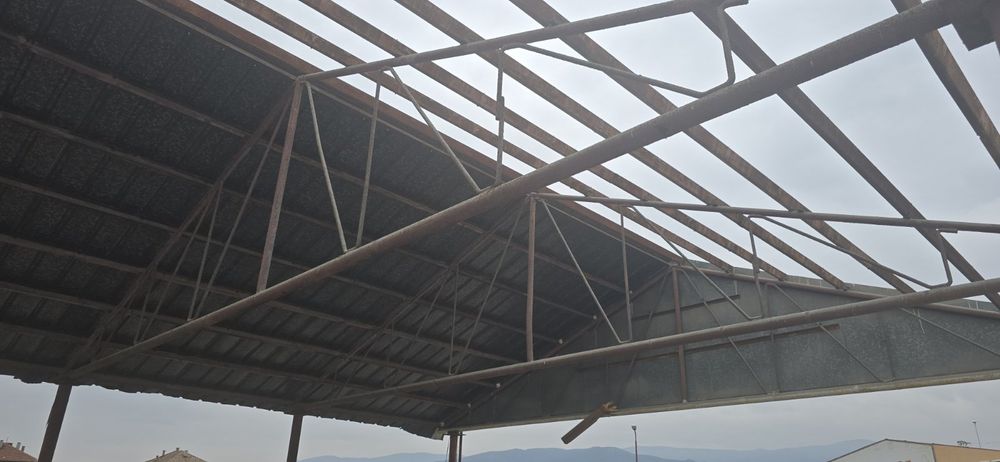 Метално хале....