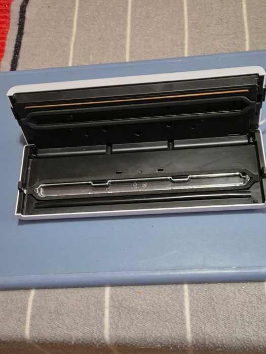 De vanzare un aparat de vidat Silvercrest SV 130 A1, impecabil