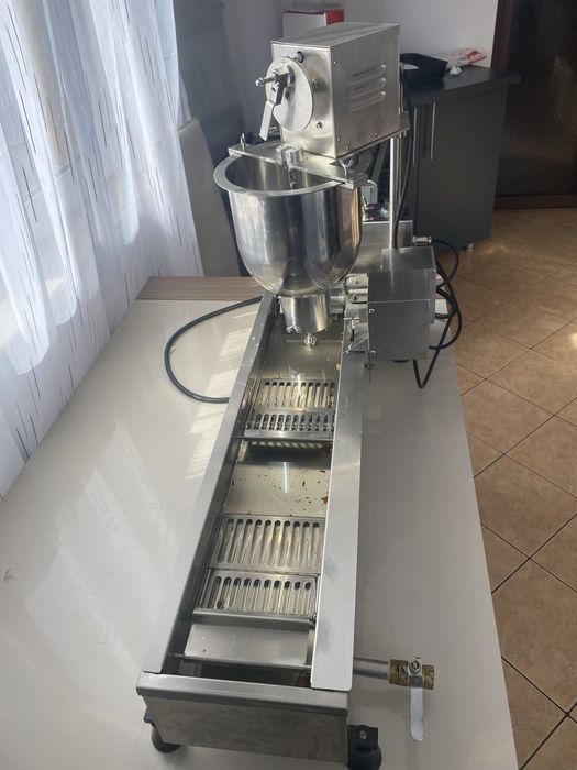 Masina de gogosi inelute ,foarte putin folosita , stare foarte buna