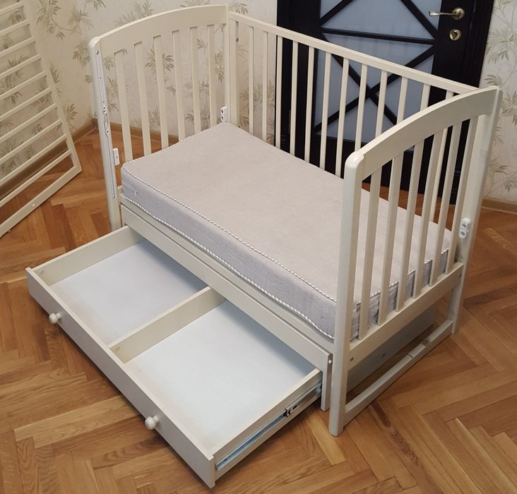 Детская кровать с игрушками