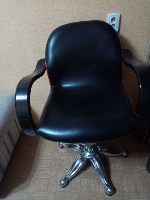 Продам парикмахерские кресла