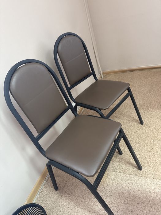 Продам стулья,  парту и шкафы