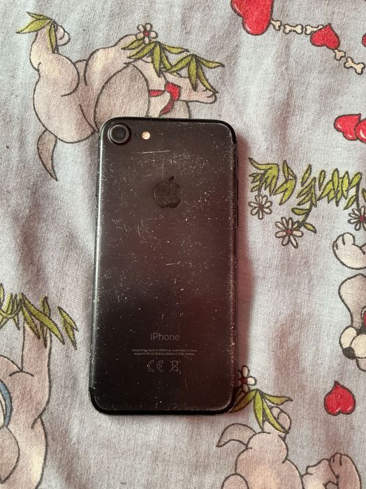 iPhone 11 și un iPhone 7