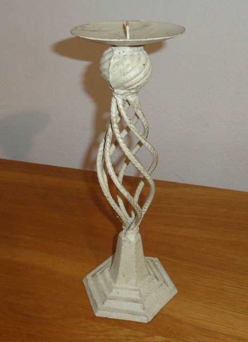 Свещник от лят метал