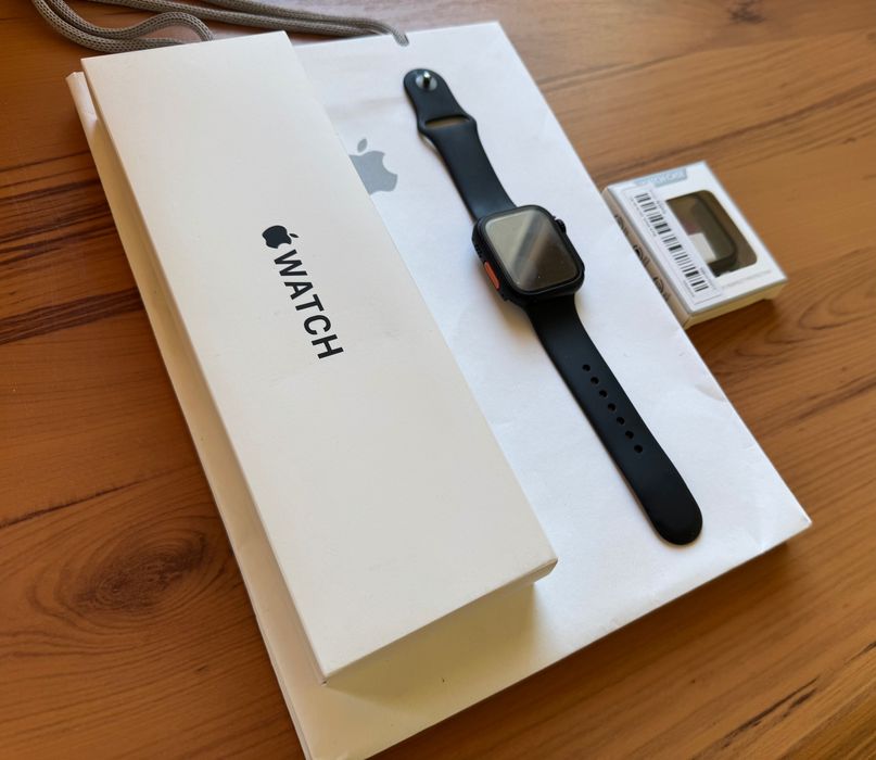 Apple Watch SE 44mm GPS - Черен, Отлично състояние + кейс