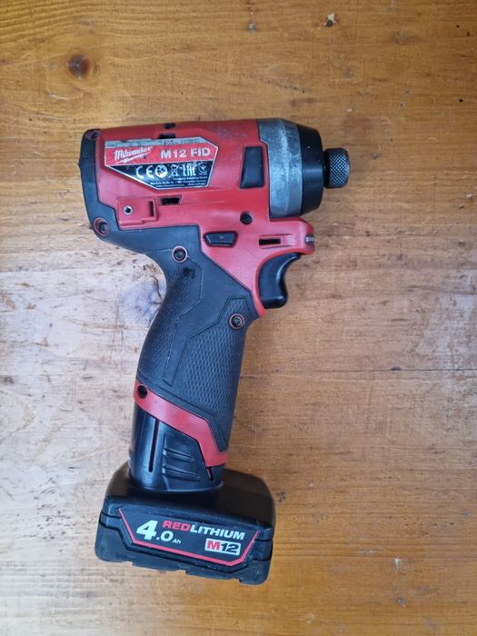 Filetanta cu impact pt biti milwaukee fid m12 + baterie 4 amperi ...