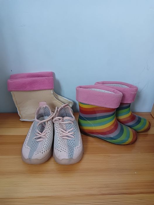 Кроссовки+резиновые сапожки=1500 тенге