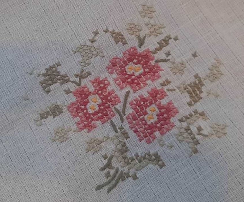 Fata de masa cusut manual