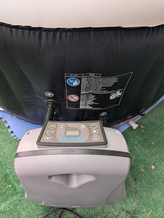 Jacuzzi gonflabil cu funcție de încălzire, și hidromasaj pt. 2-4 pers.