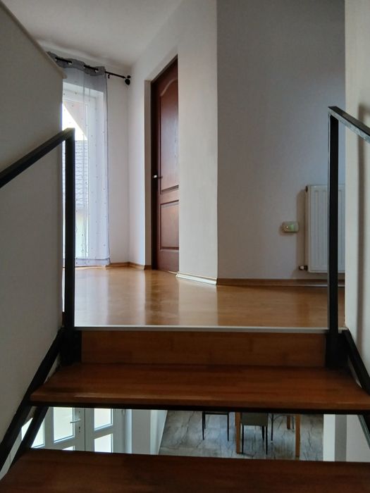 De închiriat.Casa cu etaj Sanpetru,3 camere.