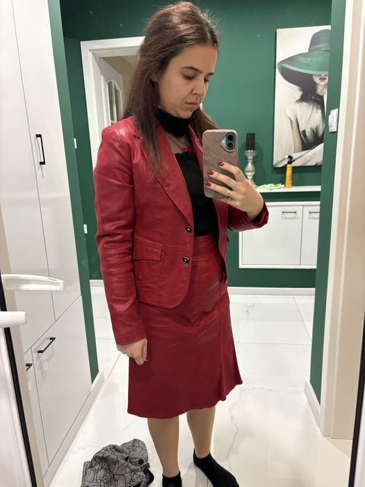 Червен костюм+черна блузка