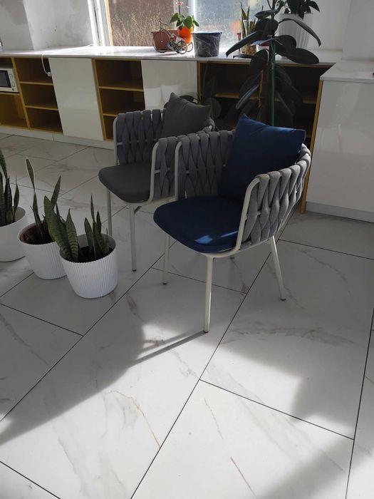 Модерни нови столове за градина.