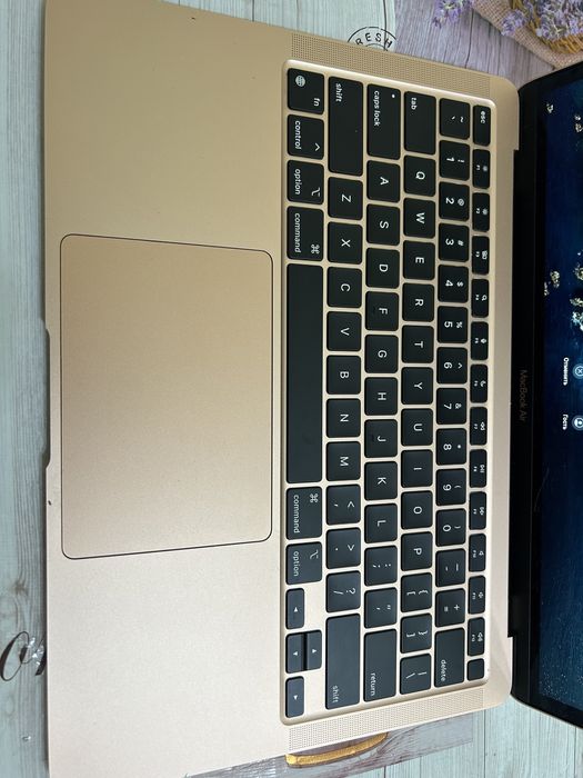 MacBook Air (M1, 2020)