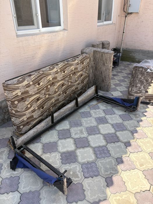 Продам б/у диван с 2 креслами