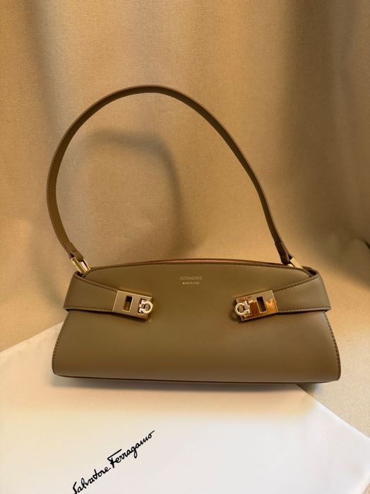 Geanta ferragamo hug east west piele naturala