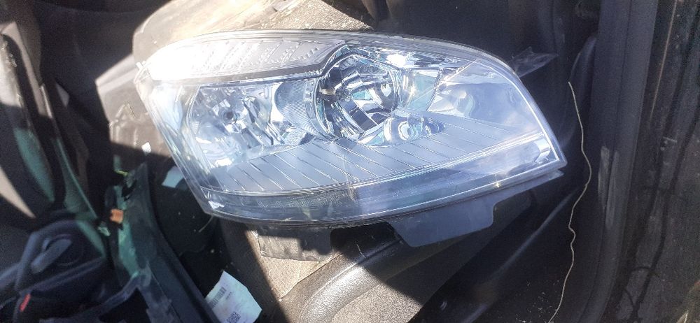 Far stinga dreapta citroen Picasso c4