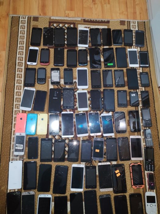 Telefoane pentru piese lot 100 buc+ placi de baza