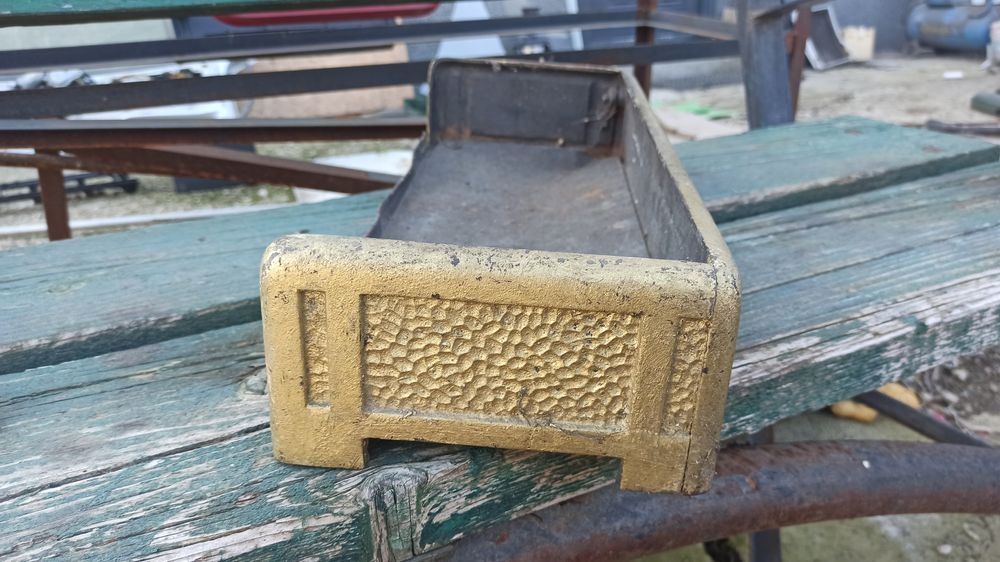 Masca semineu din fonta