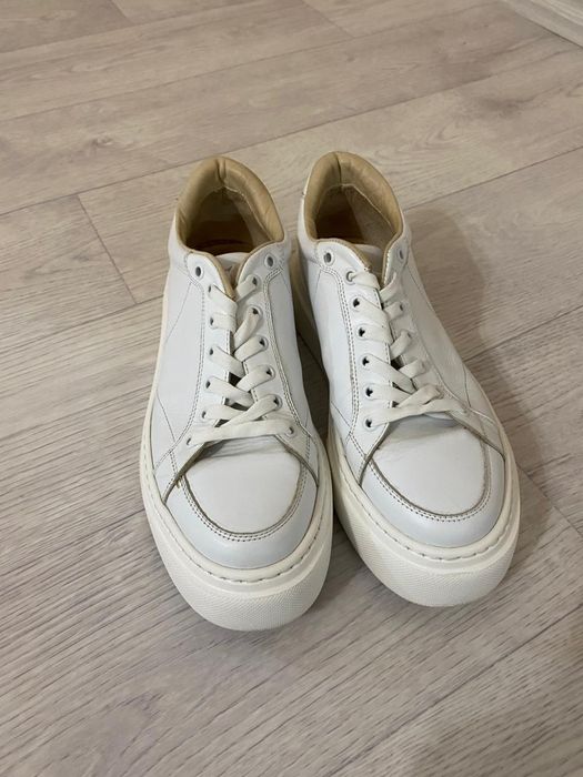 Продам белые кеды .