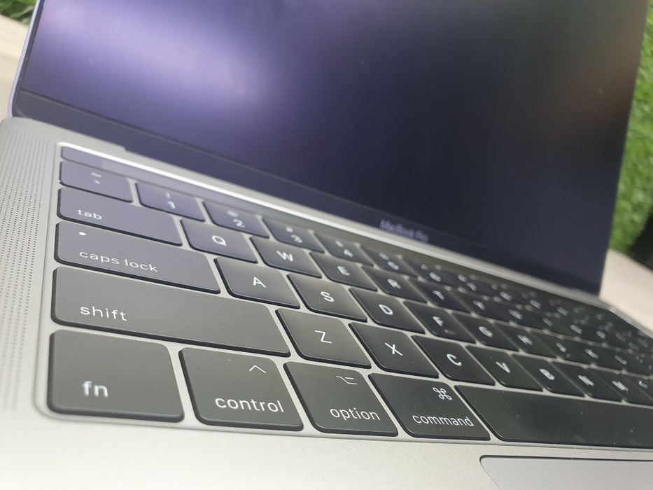 MacBook Pro Kafolati bilan.