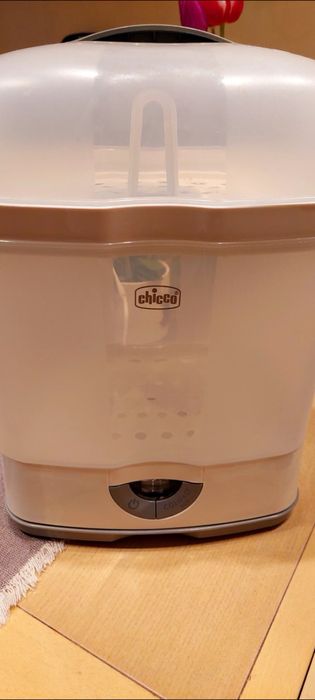 Стерилизатор за шишета chicco.