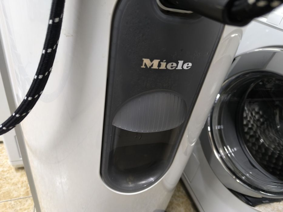 Гладачна маса с парогенератор Miele B 2847