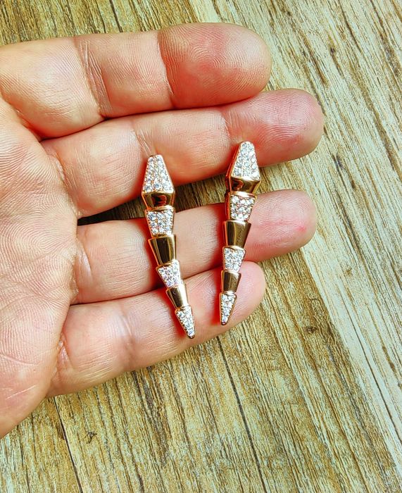 Обеци в розово цвят и циркониеви камъни на Bvlgari Serpenti с панти