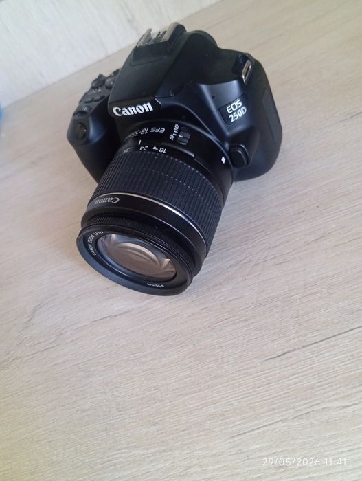 Canon EOS 250D fotoapparati
