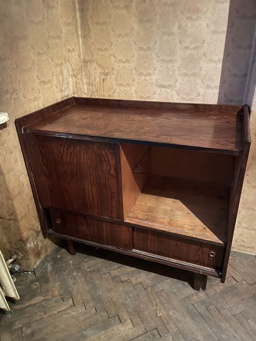 Продавам дървена маса и шкаф