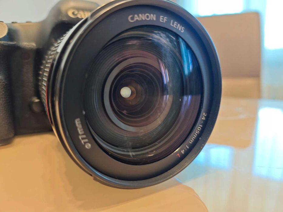 Full-Frame фотоапарат Canon 5D Mark III + обективи, раница, светкавица и софтбокс.
