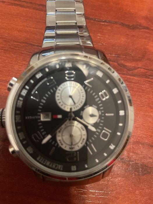 Ceas Hilfiger,foarte frumos,cu bratara.