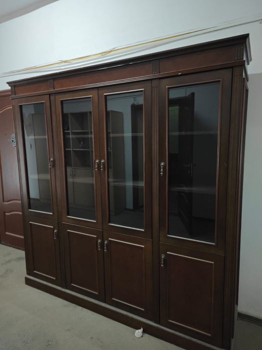 Шкаф - сервант со стеклянными дверцами в отличном состоянии