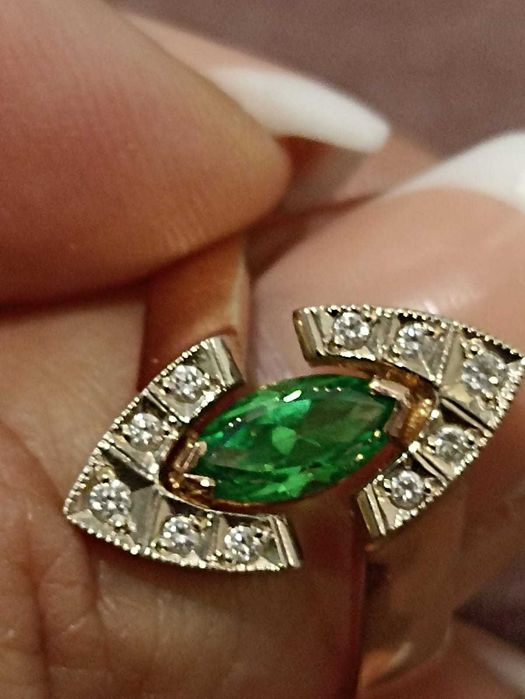 Кольцо с бриллиантами и изумрудом.