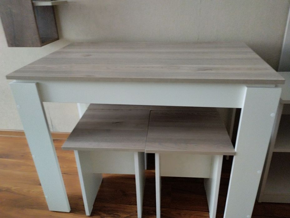 Кухонный стол с табуретами