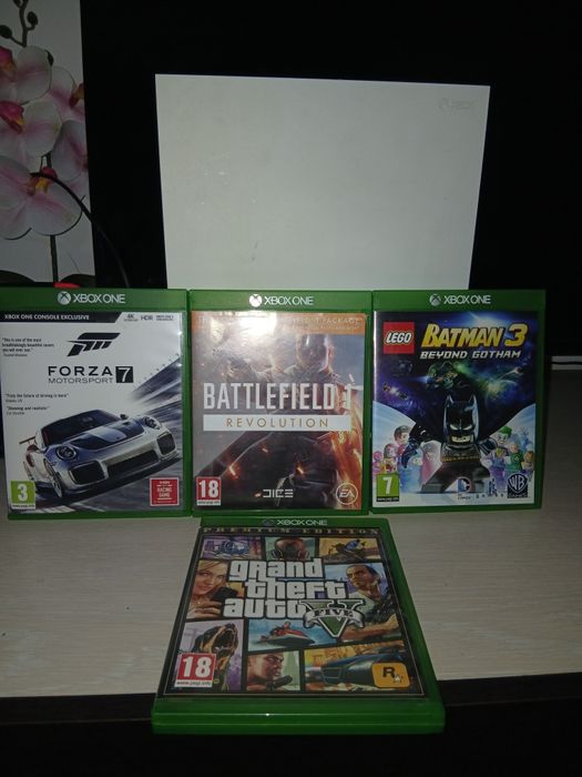 Vând Xbox One S  Minecraft Edition