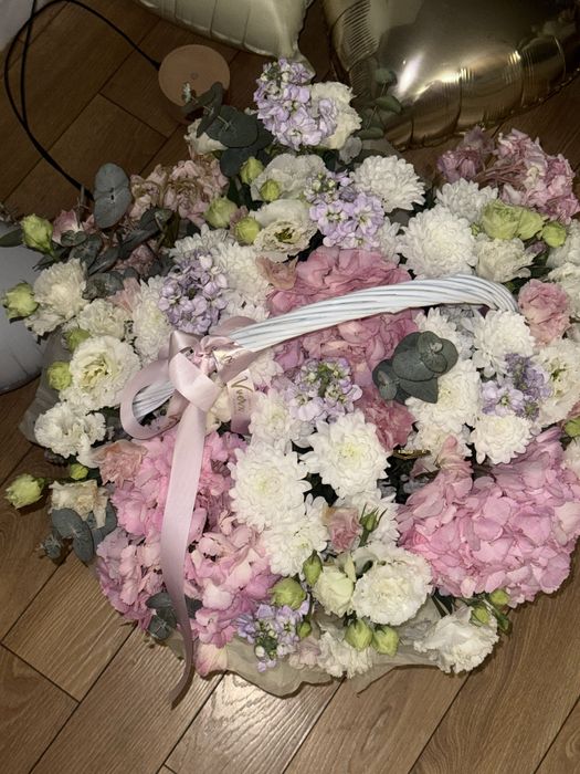 Продам 2 шт цветы в корзине