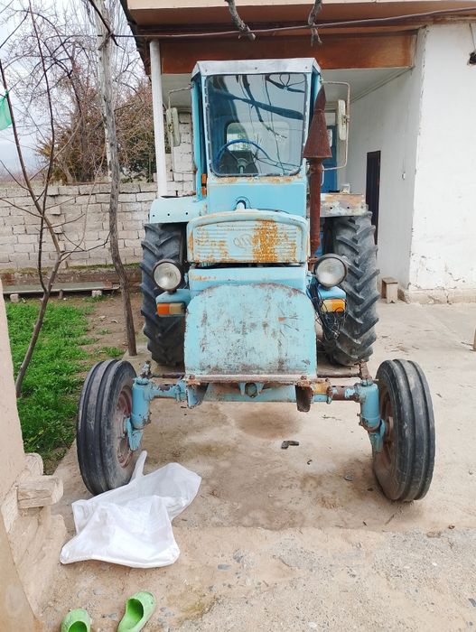 Traktor sotiladi T28