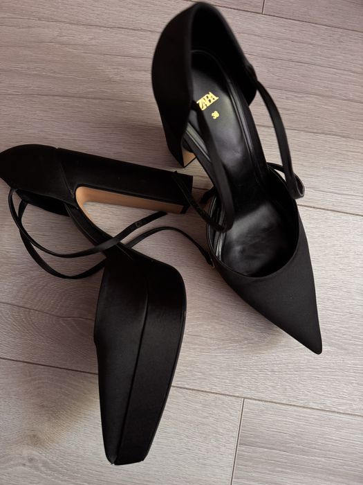 Чисто нови високи обувки Zara