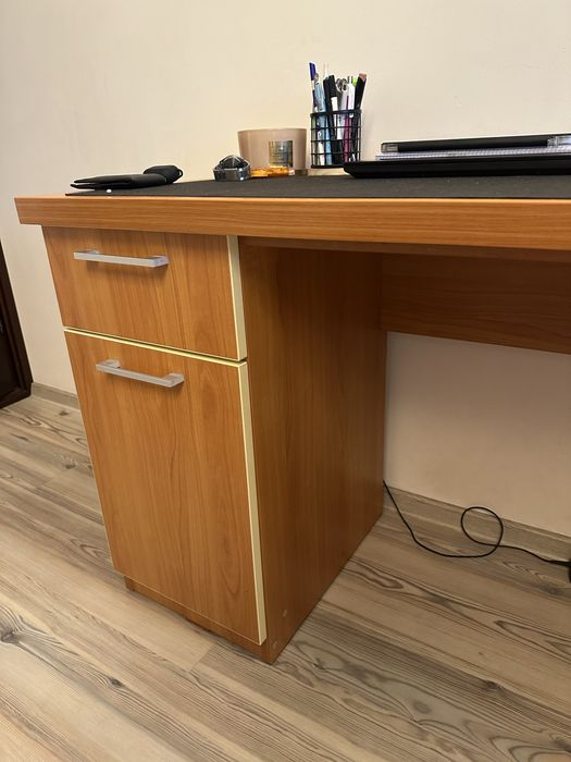 Birou de lemn.