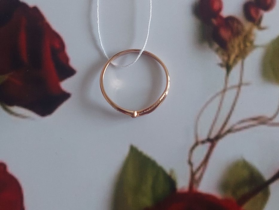 Золотое кольцо с бриллиантом