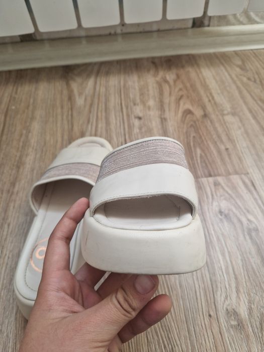 Продам кожаные шлепки