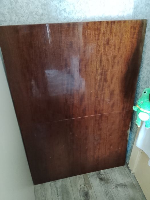 Отдам стол и диван