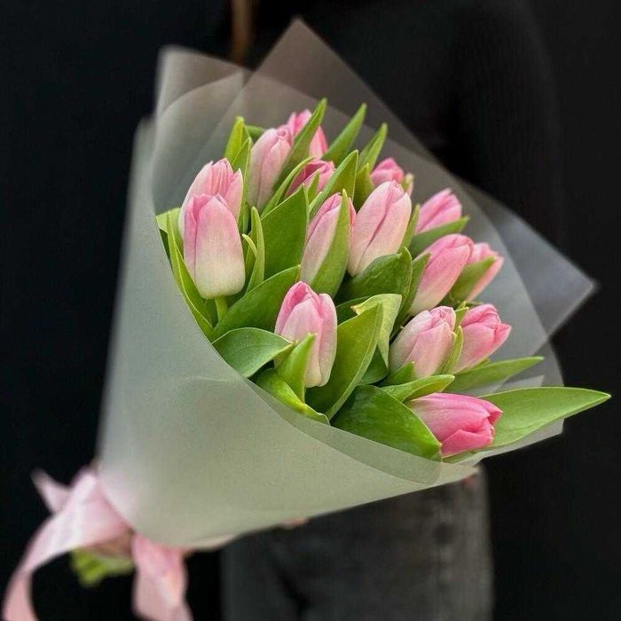 Свежие тюльпаны с красивым оформлением